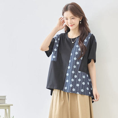 Mikonosublue Storeのドット柄と無地を組み合わせた異素材切り替えの半袖トップス。ゆったりとしたAラインシルエットで体型カバーも叶うブラックの夏用カットソー。