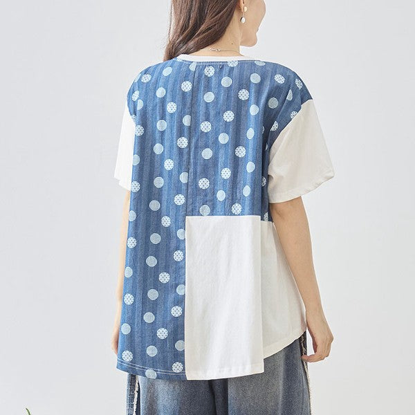 Mikonosublue Storeのドット柄と無地を組み合わせた異素材切り替えの半袖トップス。ゆったりとしたAラインシルエットで体型カバーも叶う夏用カットソー