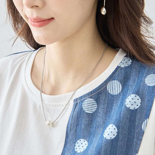 Mikonosublue Storeの無地とドット柄の異素材切り替えが特徴的な半袖トップス。アシンメトリーなデザインでゆったりとしたシルエット。