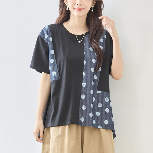 Mikonosublue Storeの黒い半袖トップス。無地とドット柄の異素材切り替えデザインで、ゆったりとしたAラインシルエットが特徴。