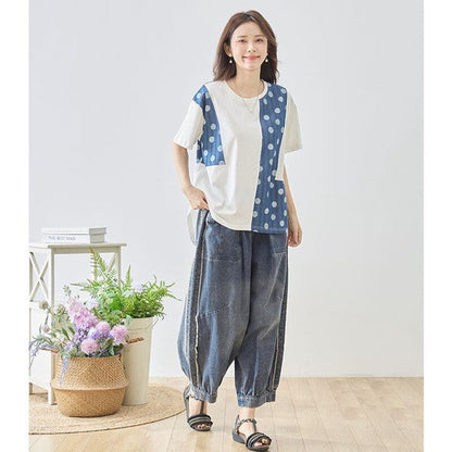 Mikonosublue Storeのドット柄と無地を組み合わせた異素材切り替えのゆったりとした半袖Aライントップスを着用した女性