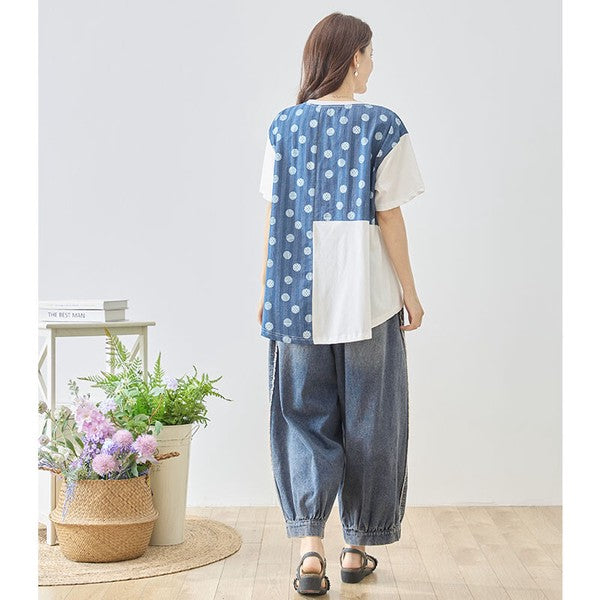 Mikonosublue Storeのドット柄と無地の異素材切り替え半袖トップス。ゆったりとしたAラインシルエットでヒップをカバーするカジュアルなデザイン