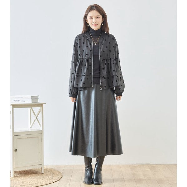 Mikonosublue Storeのドットフロッキー柄シアー素材ティアードフリルブルゾンを着用した女性モデル