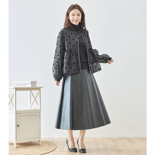 Mikonosublue Storeのドットフロッキー柄シアー素材ティアードブルゾンを着用した女性のコーディネート