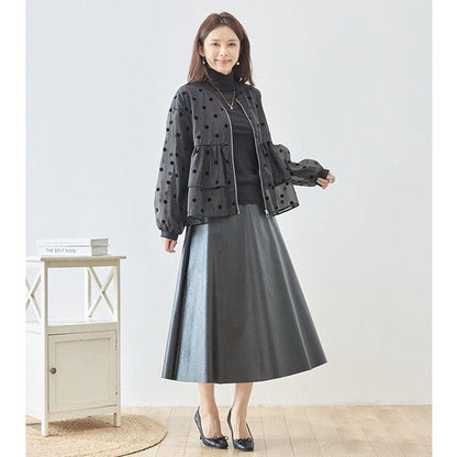 Mikonosublue Storeのドットフロッキー柄シアー素材ティアードブルゾンを着用した女性のコーディネート