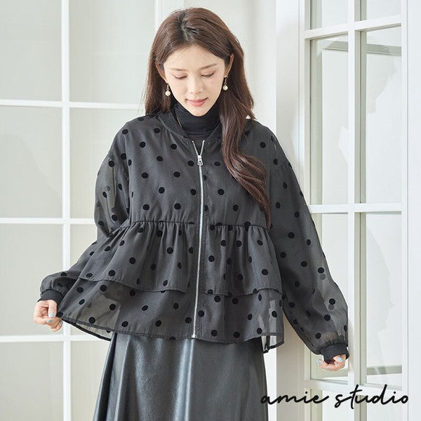 Mikonosublue Storeのドットフロッキー柄シアー素材ティアードブルゾン。黒の透け感ある生地に立体的なドットが施された大人可愛いジップアップアウター