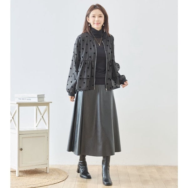 Mikonosublue Storeのドットフロッキー柄シアーブルゾンを着用したモデル。ティアードフリルが大人可愛い黒のジップアップ長袖アウター。