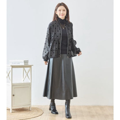 Mikonosublue Storeのドットフロッキー柄シアーブルゾンを着用したモデル。ティアードフリルが大人可愛い黒のジップアップ長袖アウター。