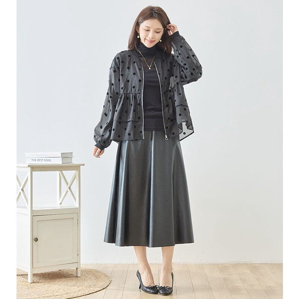 Mikonosublue Storeのドットフロッキー柄シアー素材ティアードブルゾンを着用した女性モデル