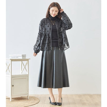 Mikonosublue Storeのドットフロッキー柄シアー素材ティアードブルゾンを着用した女性モデル