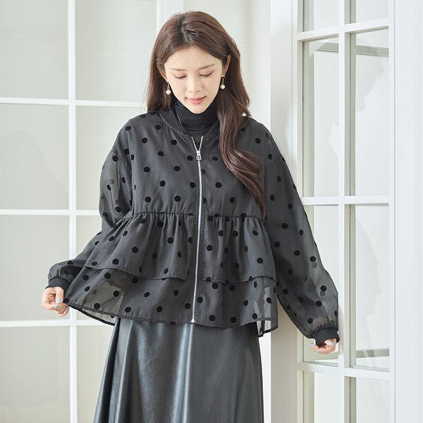 Mikonosublue Storeのドットフロッキー柄シアー素材ティアードブルゾンを着用した女性