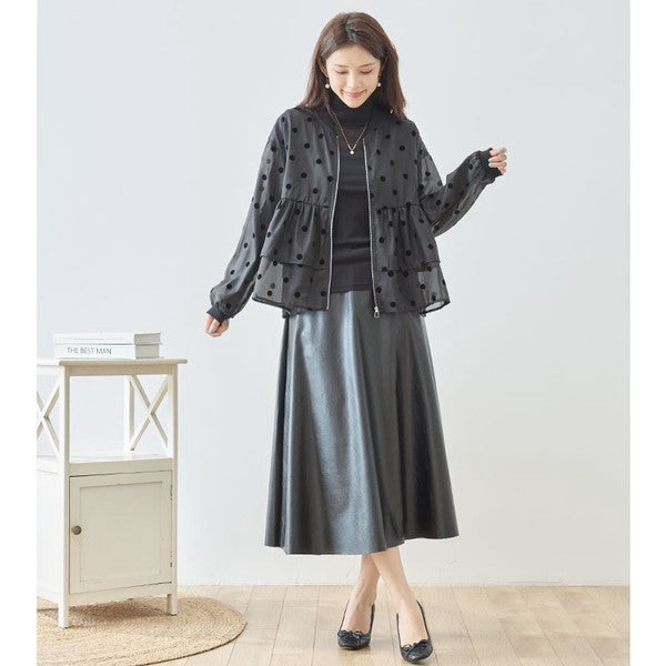 Mikonosublue Storeのドットフロッキー柄シアー素材ティアードブルゾンを着用した女性