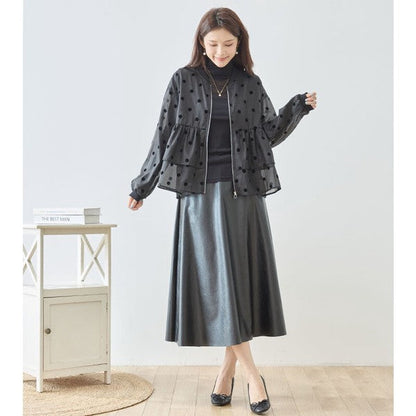Mikonosublue Storeのドットフロッキー柄シアー素材ティアードブルゾンを着用した女性