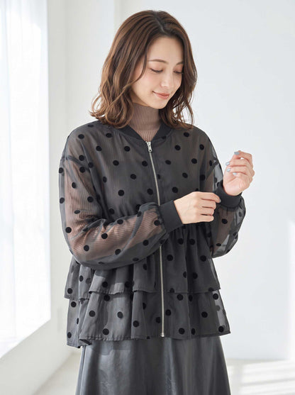 Mikonosublue Storeのドットフロッキー柄シアー素材ティアードフリルジップアップブルゾンを着用した女性