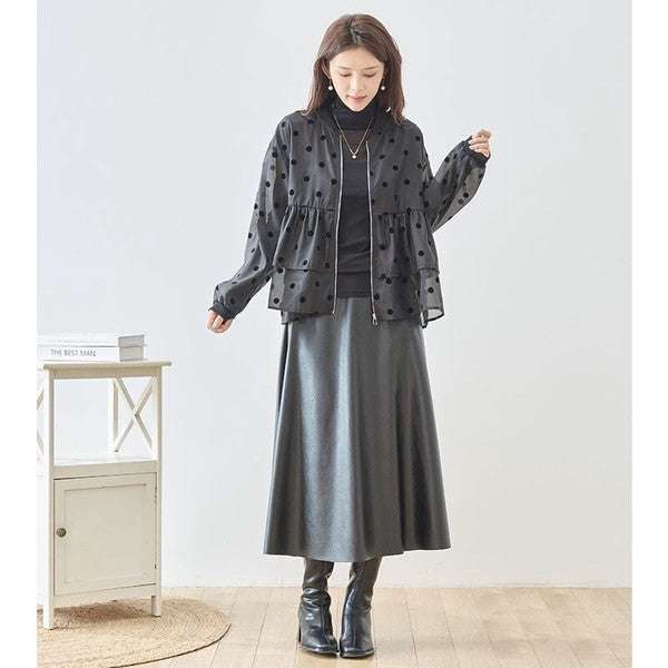 Mikonosublue Storeのドットフロッキー柄シアー素材ティアードブルゾンを着用した女性の全身コーディネート