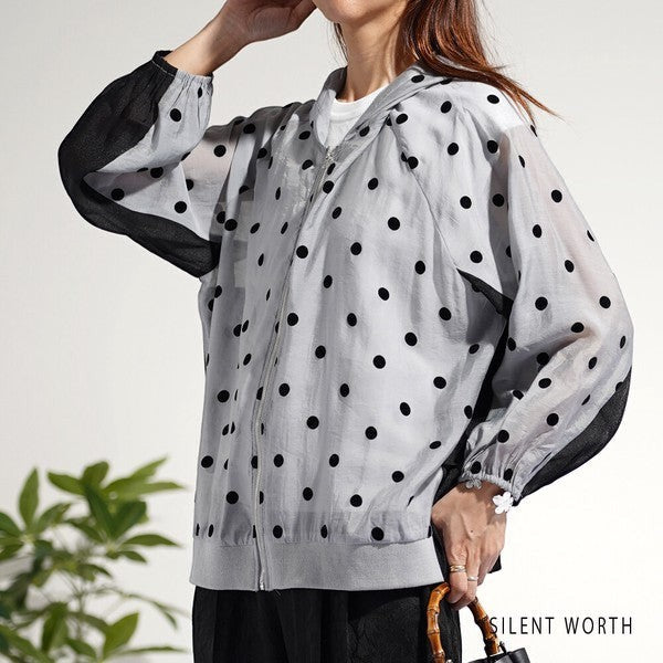 Mikonosublue Storeのフロッキードット柄シアー素材ジップアップパーカー。バックフレアで女性らしいシルエットのライトアウター