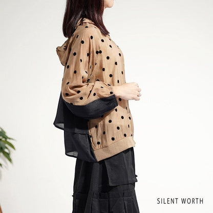 Mikonosublue Storeのフロッキードット柄シアーパーカー。ベージュ地に黒のドット、バックフレアが特徴の大人可愛いライトアウター。