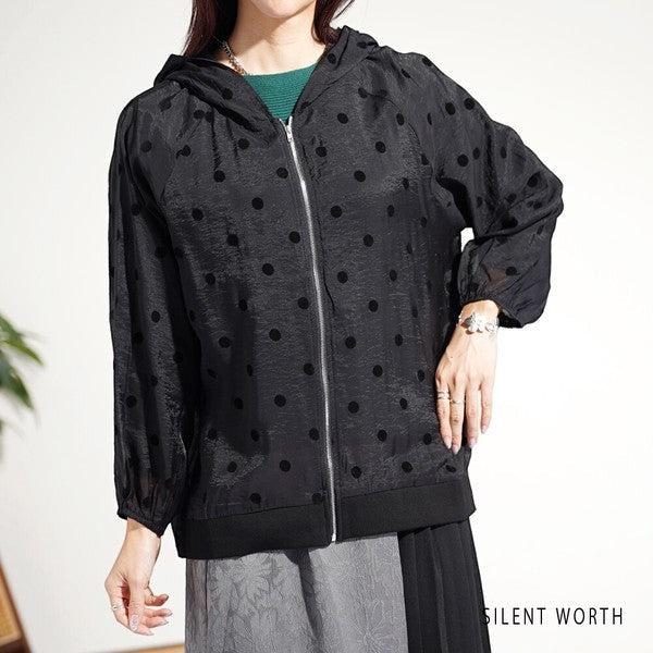 Mikonosublue Storeの黒いフロッキードット柄シアーパーカー。透け感のある素材とバックフレアが特徴の大人可愛いライトアウター