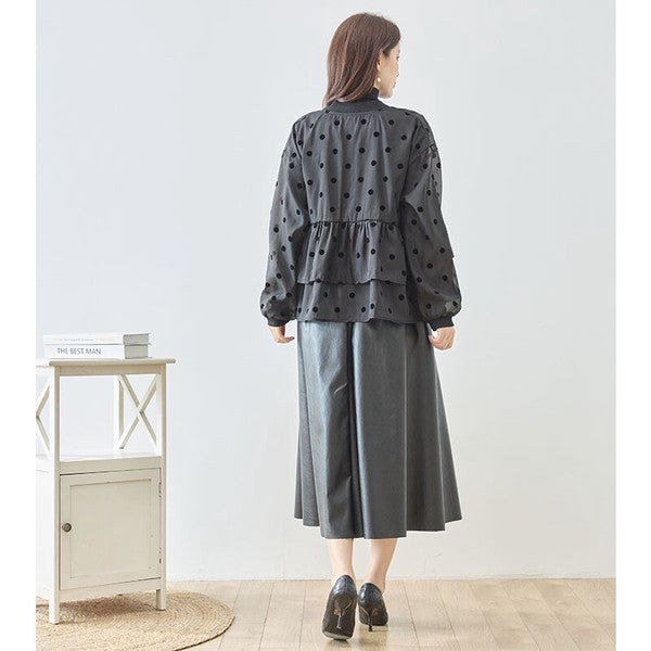 Mikonosublue Storeのドットフロッキー柄シアー素材ティアードブルゾンを着用した女性の後ろ姿