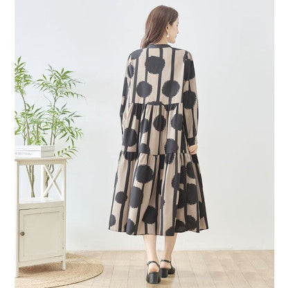 Mikonosublue Storeのアートドット柄ティアードシャツワンピース。ベージュ地に黒のドットとラインが描かれたスタンドカラーのゆったりとした長袖ワンピース。