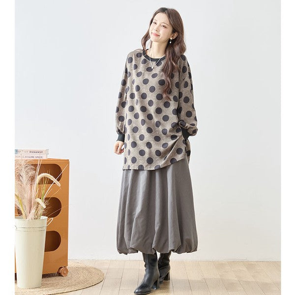Mikonosublue Storeのドット柄チュニックプルオーバー。ボリューム袖とリブ切り替えが特徴のゆったりとしたオーバーサイズシルエット。