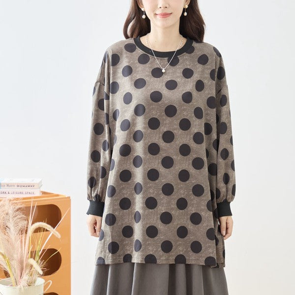 Mikonosublue Storeのドット柄チュニックプルオーバー。ボリューム袖とリブ切り替えが特徴のゆったりとしたオーバーサイズシルエット。