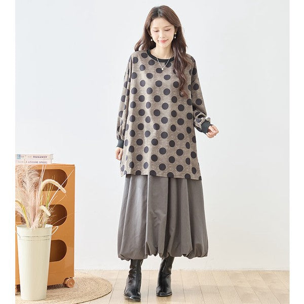Mikonosublue Storeのドット柄チュニックプルオーバー。ボリューム袖とリブ切り替えが特徴のゆったりとしたオーバーサイズシルエット。