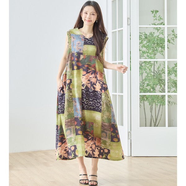 Mikonosublue Storeのエスニックなパッチワーク柄Vネックマキシワンピース。グリーン系でゆったりとしたAラインのノースリーブドレス。