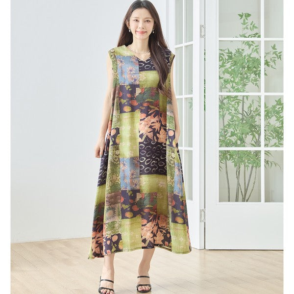 Mikonosublue Storeのエスニックなパッチワーク柄Vネックマキシワンピース。グリーン系でゆったりとしたAラインシルエットのノースリーブ。
