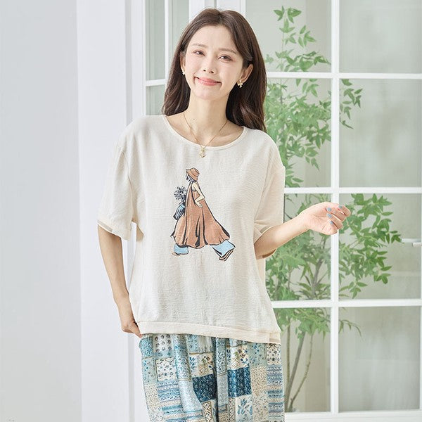 Mikonosublue Storeのファッションイラストがプリントされた、ゆったりとしたシルエットのベージュの半袖トップス