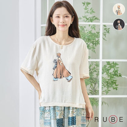 Mikonosublue Storeのファッションイラストがプリントされた、ゆったりとしたシルエットの半袖トップス。シボ感のある素材と配色リブが特徴。