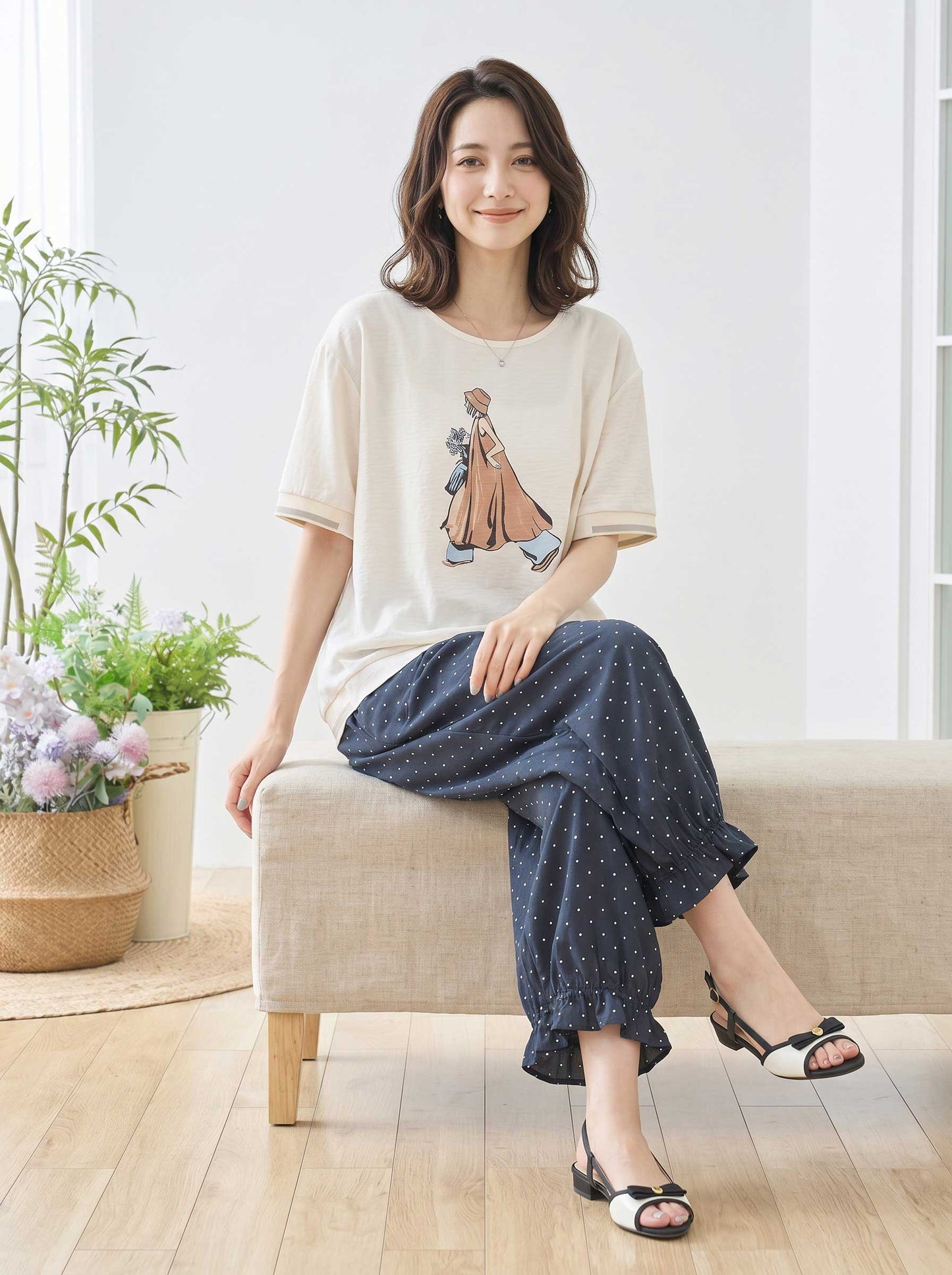 Mikonosublue Storeのファッションイラストがプリントされたゆったりとした半袖トップス。配色リブがアクセントのシボ感素材。