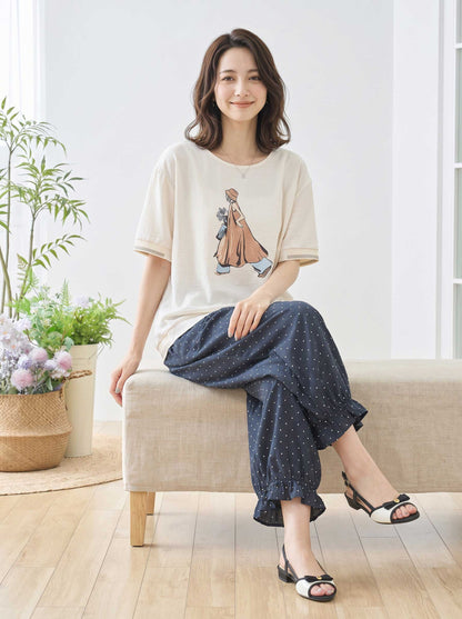 Mikonosublue Storeのファッションイラストがプリントされたゆったりとした半袖トップス。配色リブがアクセントのシボ感素材。