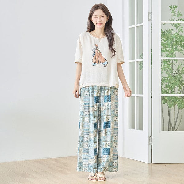 Mikonosublue Storeのファッションイラストプリント半袖トップス。ゆったりしたドロップショルダーで配色リブが特徴のベージュのカットソー。