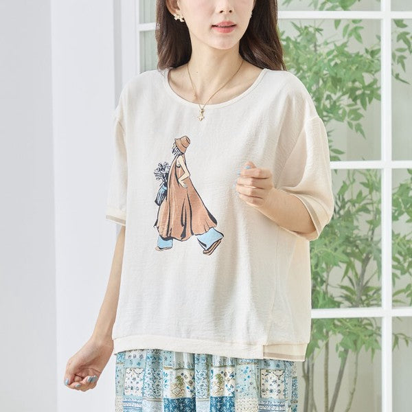 Mikonosublue Storeのファッションイラストがプリントされた、ゆったりとしたシルエットのライトベージュの半袖トップス