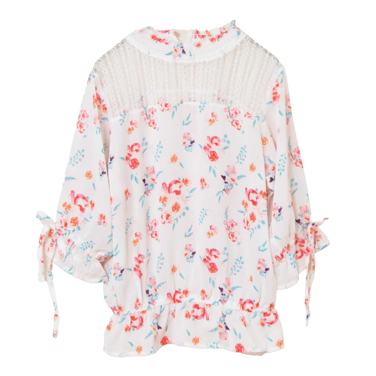 Mikonosublue Storeのデコルテに繊細なレースをあしらった、ホワイトベースの花柄ジョーゼットブラウス。袖口のリボンとペプラム風の裾がフェミニンな七分袖トップス。