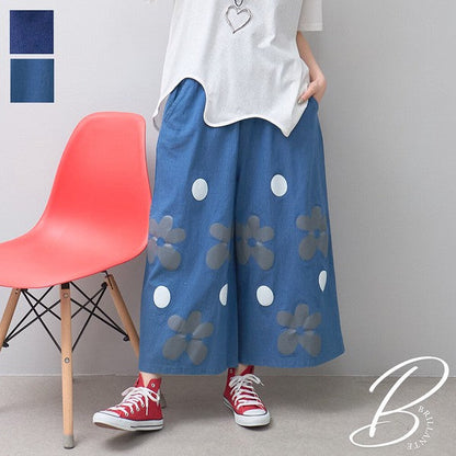 Mikonosublue Storeのフラワーとドット柄がプリントされた涼しげなブルーのワイドパンツ。綿混素材でゆったりとしたシルエットの夏用カジュアルパンツ