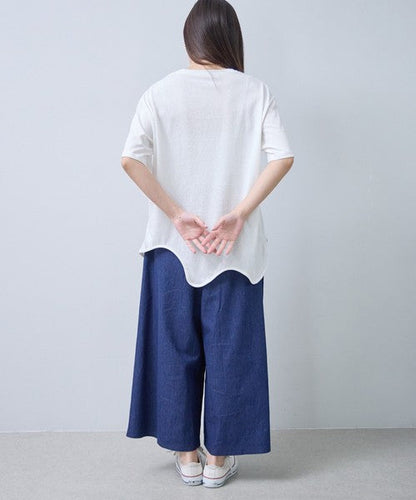 Mikonosublue Storeのフラワーとドット柄がプリントされた涼しげな綿混ワイドパンツを着用した女性の後ろ姿
