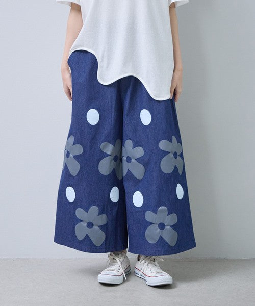 Mikonosublue Storeのフラワーとドット柄がプリントされたデニムライクな綿混素材の涼しいワイドパンツ