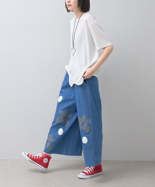 Mikonosublue Storeのフラワーとドット柄がプリントされたブルーのワイドパンツ。綿混素材でゆったりとしたシルエットの夏用パンツ