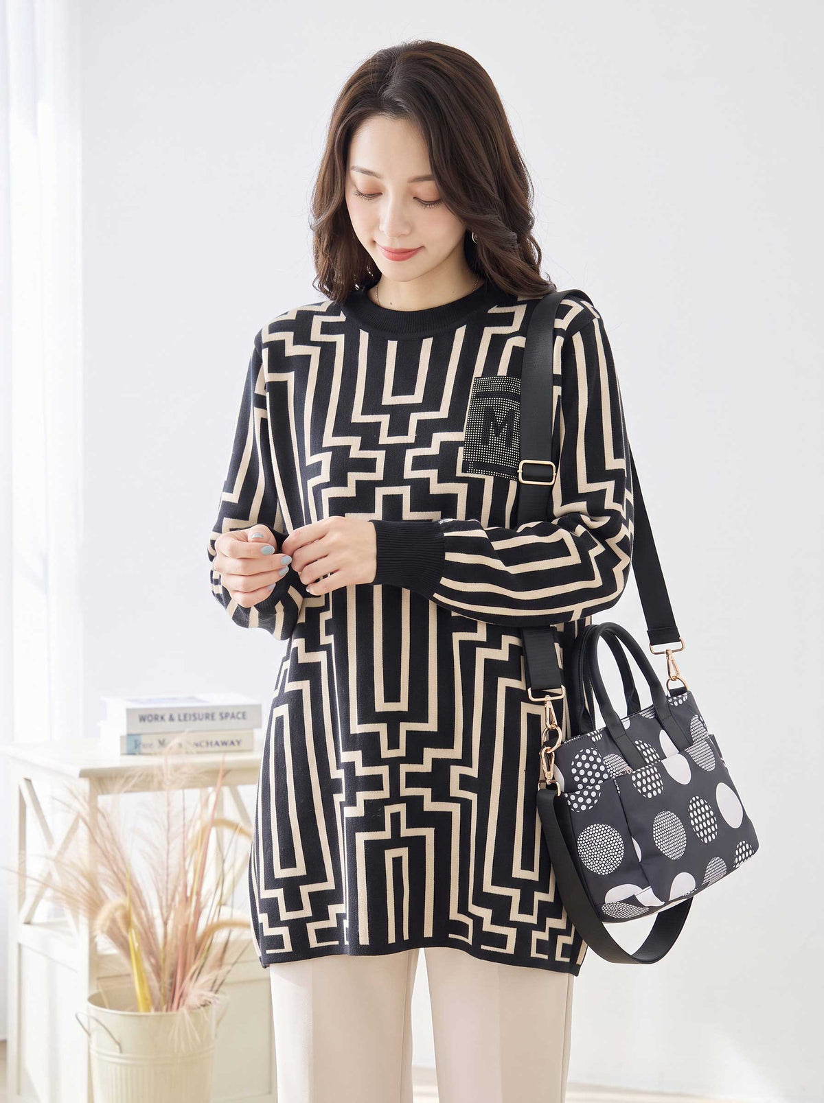 Mikonosublue Storeの幾何学柄ジャガードニットチュニック。ラインストーン付きでAラインの体型カバーシルエット。