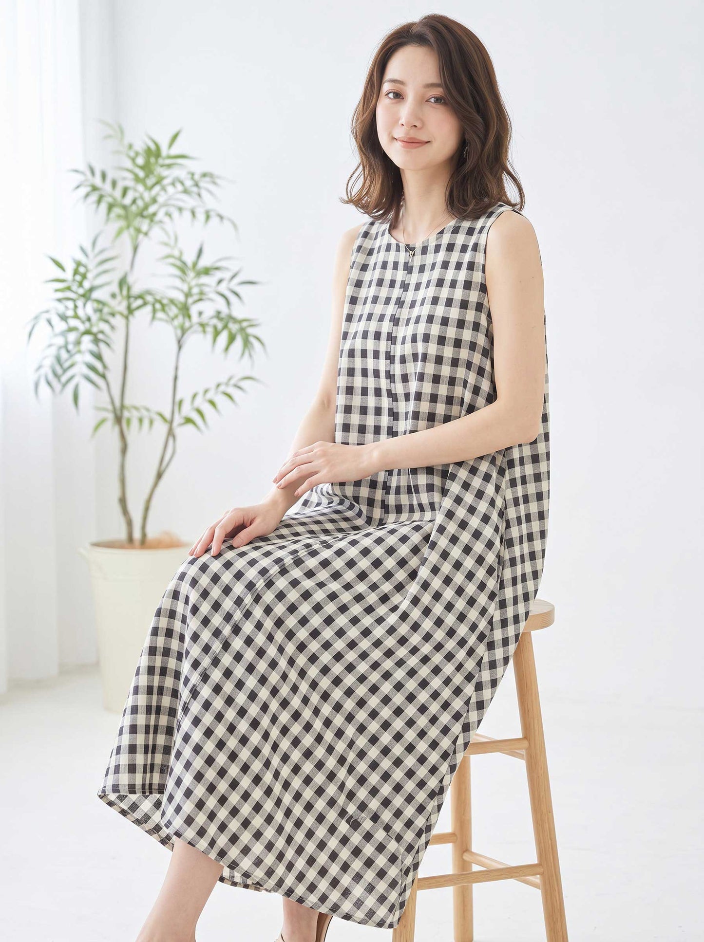 Mikonosublue Storeのギンガムチェック柄ノースリーブマキシワンピース。コットン素材のゆったりとしたフレアシルエットで、春夏に最適な大人可愛い一着。