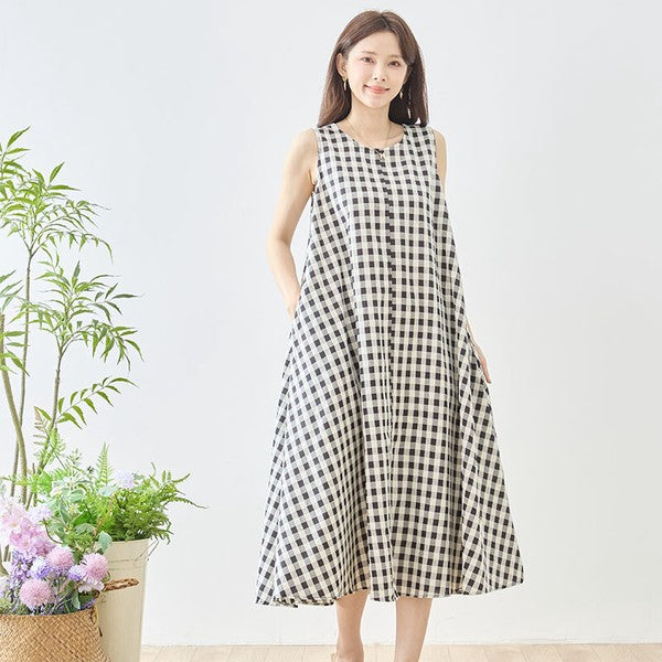 Mikonosublue Storeのモノトーンギンガムチェック柄ノースリーブマキシワンピースを着用した女性