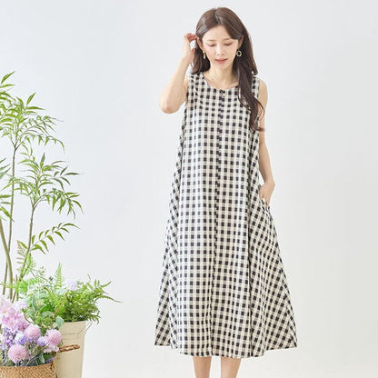 Mikonosublue Storeのギンガムチェック柄ノースリーブマキシワンピース。コットン素材のゆったりとしたフレアシルエットで、春夏に最適な大人可愛いデザイン。