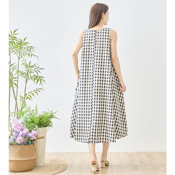 Mikonosublue Storeのモノトーンギンガムチェック柄ノースリーブマキシワンピース。コットン素材のゆったりとしたAラインシルエットで、後ろ姿も上品な夏用ロングワンピース。