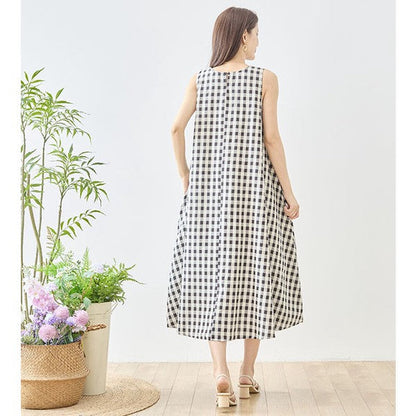 Mikonosublue Storeのモノトーンギンガムチェック柄ノースリーブマキシワンピース。コットン素材のゆったりとしたAラインシルエットで、後ろ姿も上品な夏用ロングワンピース。