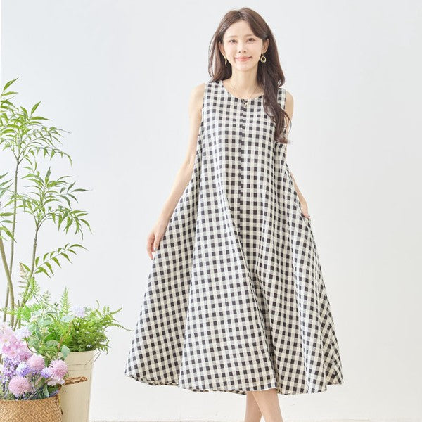 Mikonosublue Storeのモノトーンギンガムチェック柄ノースリーブマキシワンピース。コットン素材のゆったりとしたAラインシルエット。