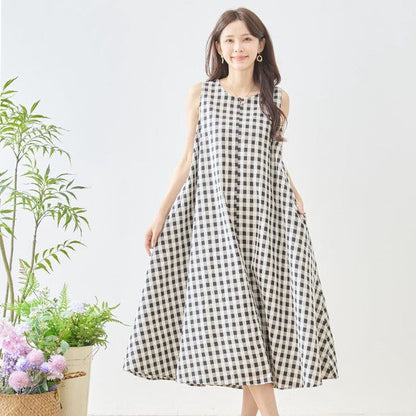 Mikonosublue Storeのモノトーンギンガムチェック柄ノースリーブマキシワンピース。コットン素材のゆったりとしたAラインシルエット。