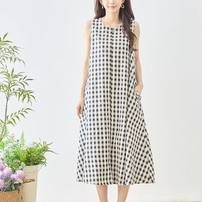 Mikonosublue Storeのモノトーンギンガムチェック柄ノースリーブマキシワンピース。コットン素材のゆったりとしたAラインシルエット。