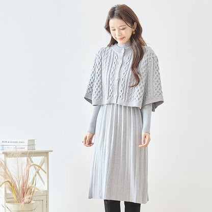 Mikonosublue Storeのグレーのケーブル編みボレロとリブニットワンピースのセットアップを着用した女性